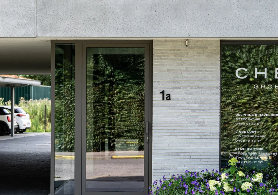 voordeur bloemen appartement