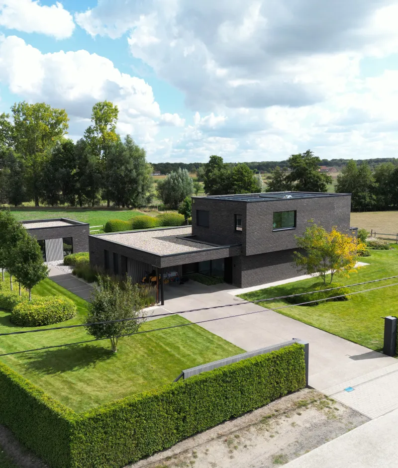 foto woning bijgebouw tuin metselwerk donkere facade Hertsberge