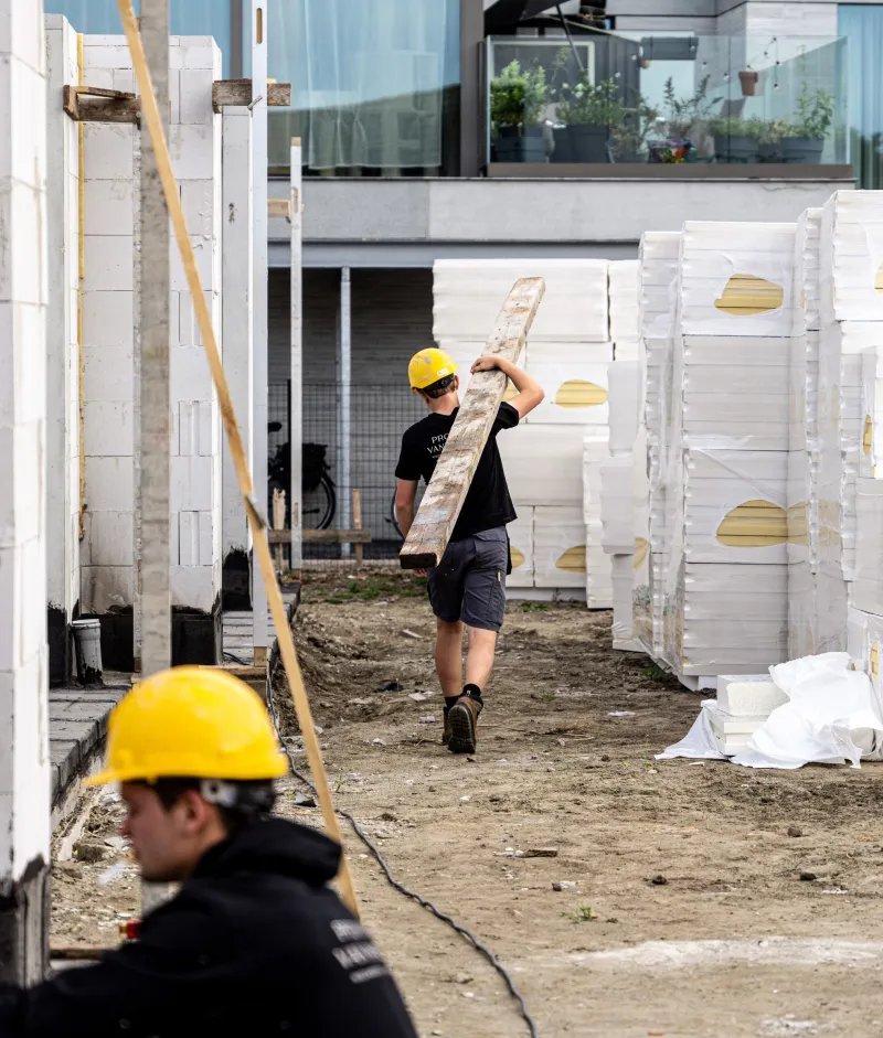 man met bekistingsplank